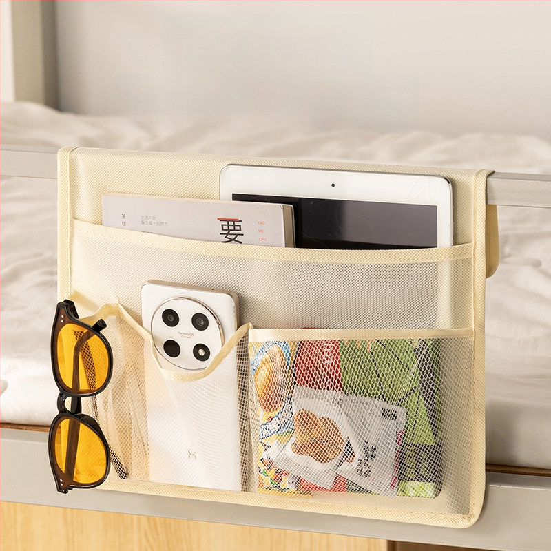 Pakabinamas audinių laikymo organizatorius, kubo formos, nepluoštinis audinys, kvėpuojantis, vidaus naudojimui bendrabutyje, šiuolaikiškas minimalistinis stilius.