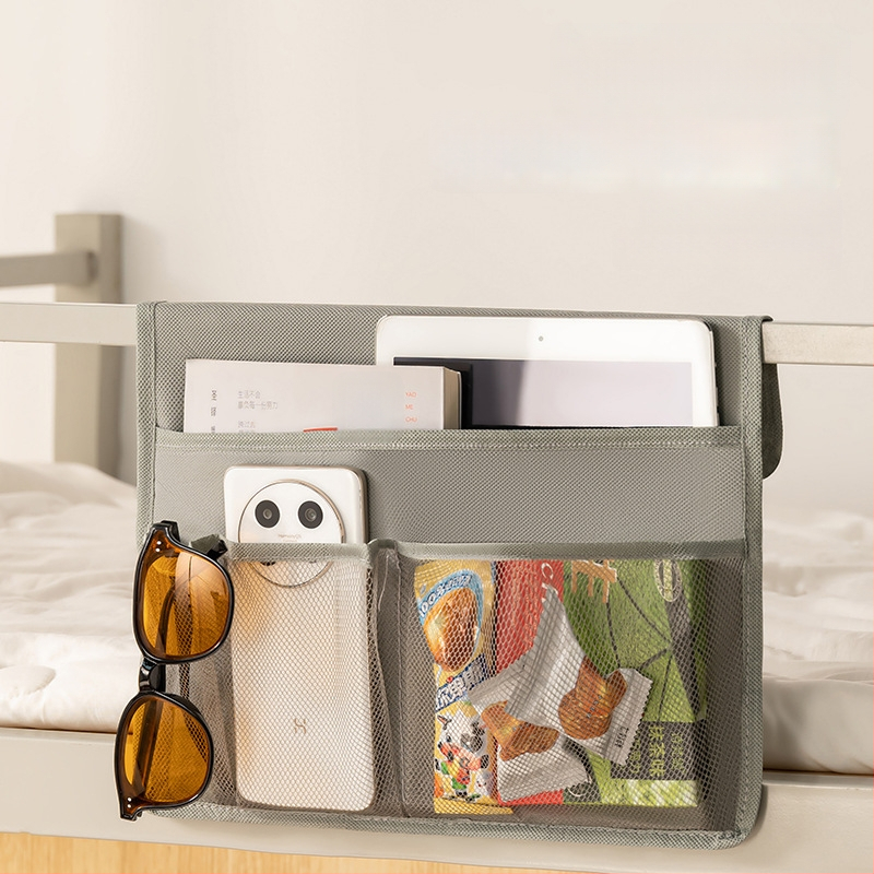 Pakabinamas audinių laikymo organizatorius, kubo formos, nepluoštinis audinys, kvėpuojantis, vidaus naudojimui bendrabutyje, šiuolaikiškas minimalistinis stilius.