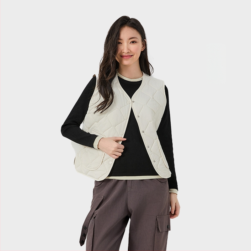 Nailoninė liemenė su poliesterio įdaru – V kaklo iškirptė, vienos eilės mygtukų užsegimas, vienalytė spalva, įprasta ilgio