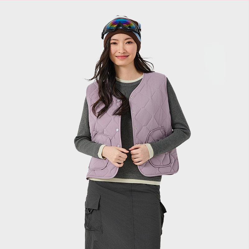 Nailoninė liemenė su poliesterio įdaru – V kaklo iškirptė, vienos eilės mygtukų užsegimas, vienalytė spalva, įprasta ilgio