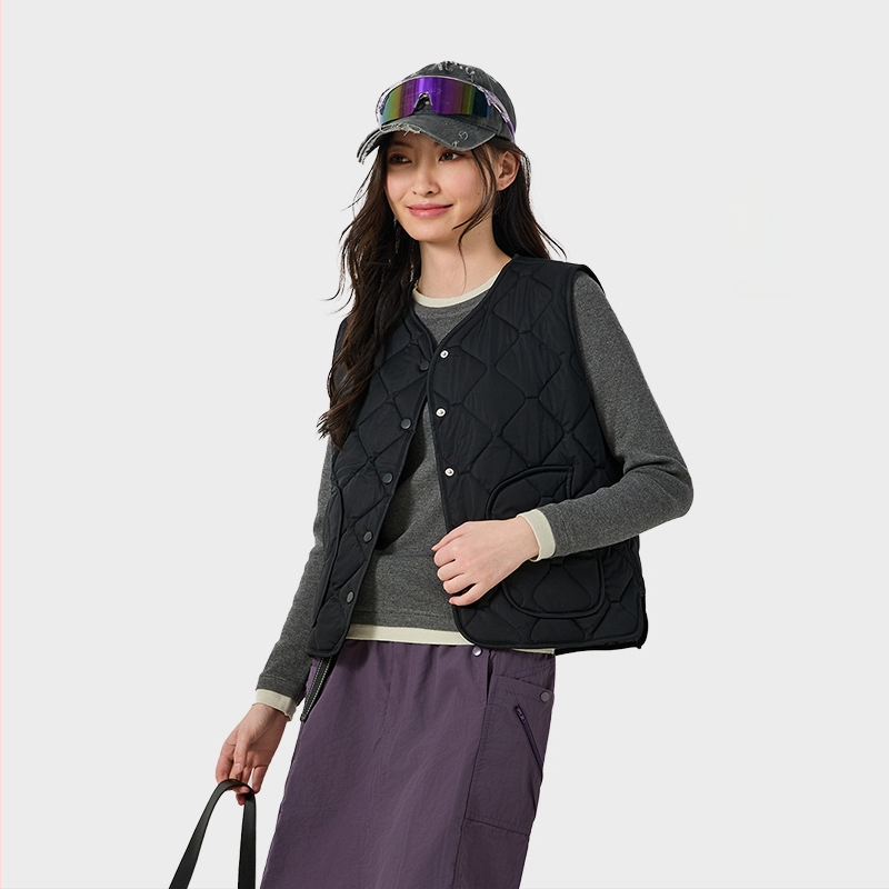 Nailoninė liemenė su poliesterio įdaru – V kaklo iškirptė, vienos eilės mygtukų užsegimas, vienalytė spalva, įprasta ilgio