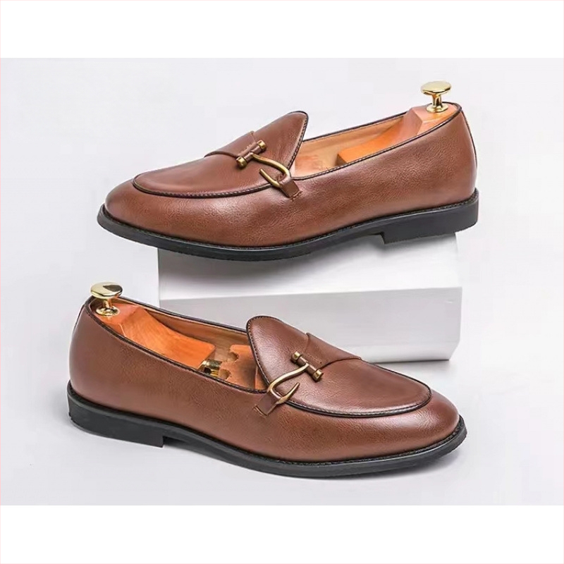 Meeste loaferid PU ülaosaga, kummist tallaga, ümmarguse varbaga, slip-on stiil.