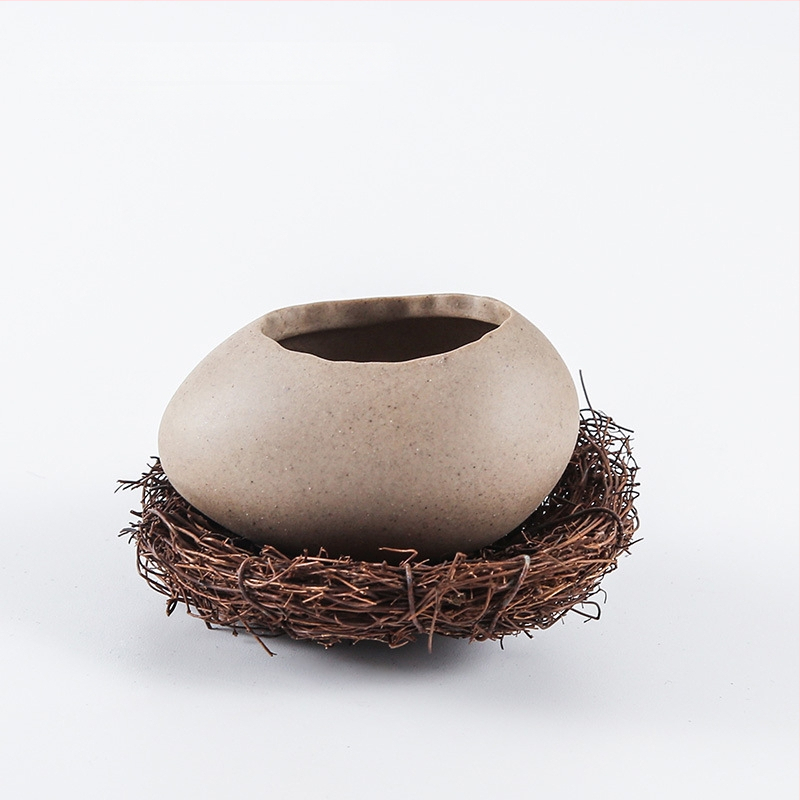 Portselanist magustoidu kauss strutsi kujundusega muna kujul, mikrolaineahi ei toimi