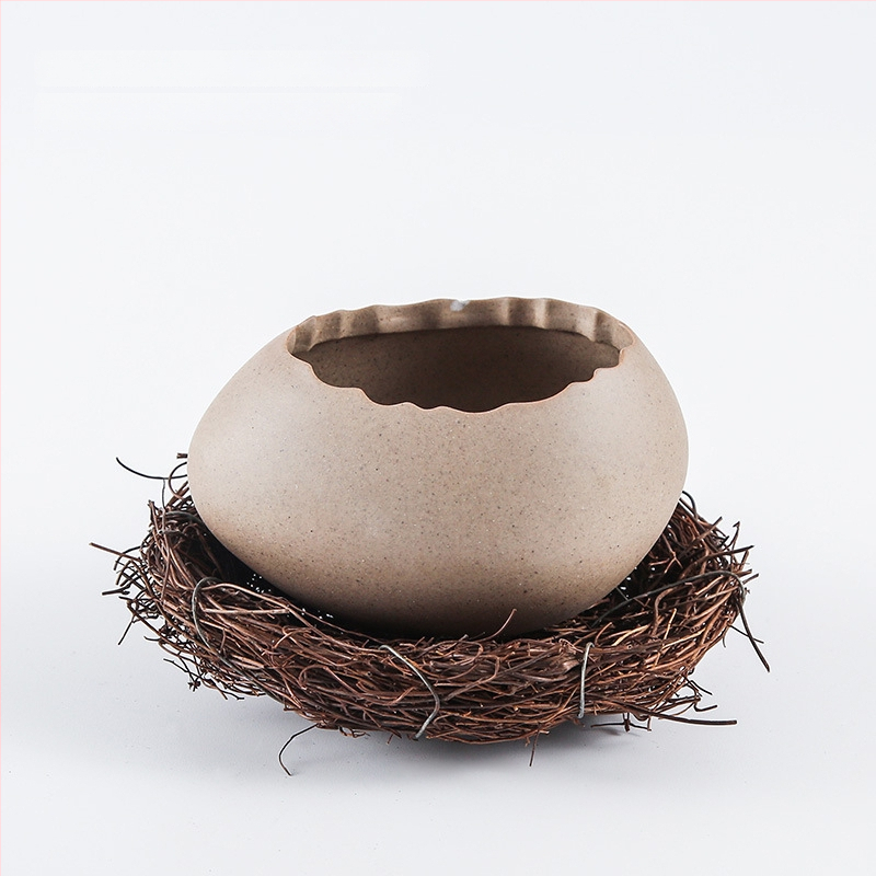 Portselanist magustoidu kauss strutsi kujundusega muna kujul, mikrolaineahi ei toimi