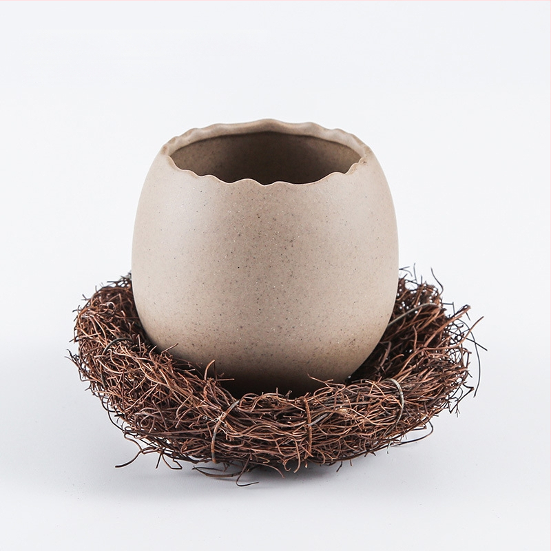 Portselanist magustoidu kauss strutsi kujundusega muna kujul, mikrolaineahi ei toimi