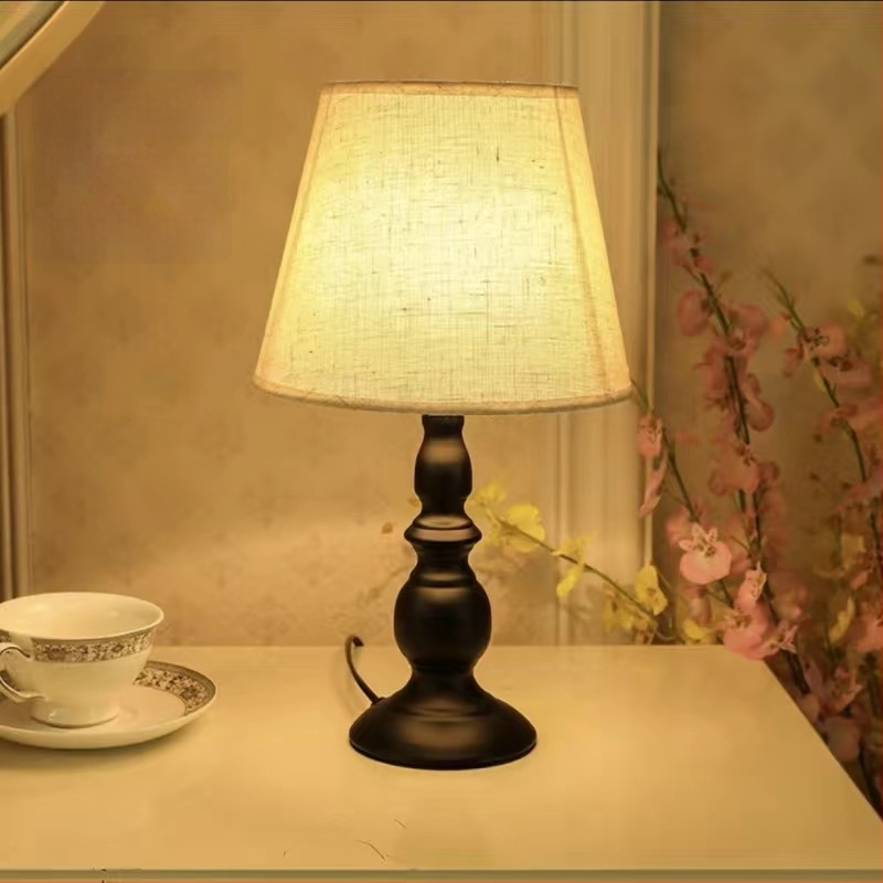 Skandinavijos stalo lempa miegamajam su prisilietimo jutikliu, nuotolinio valdymo ir reguliuojama šviesa (Model TR485845, 220V, metalo laikiklis)