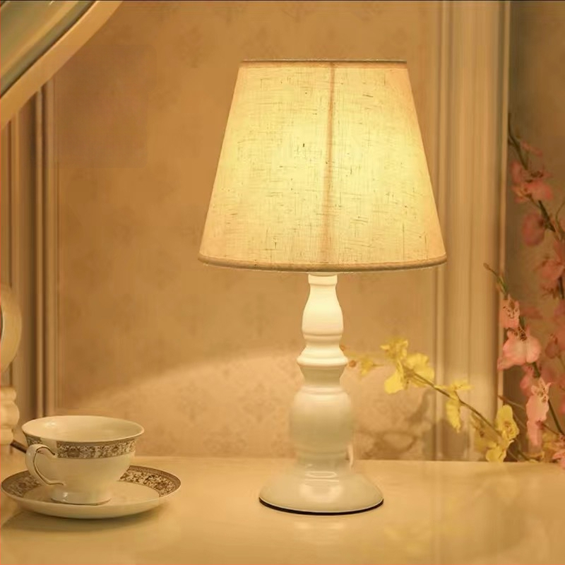 Skandinavijos stalo lempa miegamajam su prisilietimo jutikliu, nuotolinio valdymo ir reguliuojama šviesa (Model TR485845, 220V, metalo laikiklis)