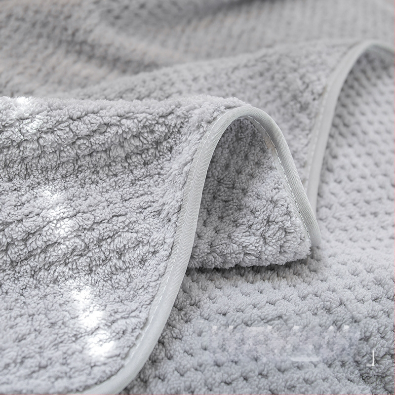 Koraļflekses dvieļis – maigais, absorbējošs dvielis sejas un dušai, biezs; svars 50–80 g; diegi 40; apstrāde: izšūšana, šūšana, druka