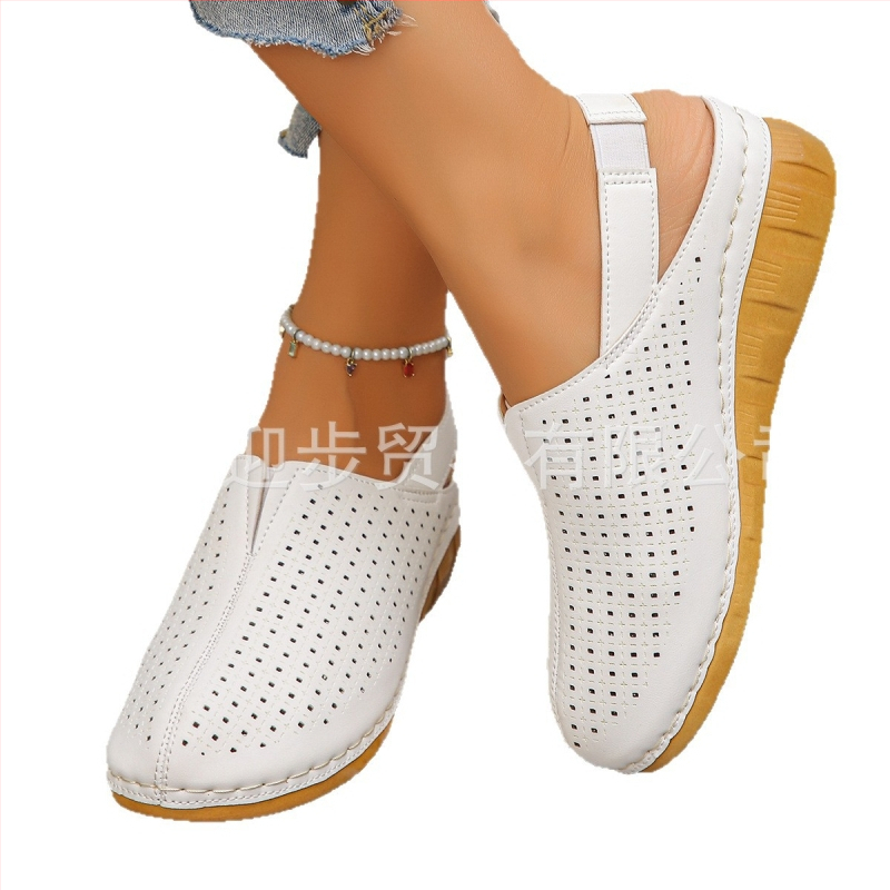 Sandales ar vienu siksnu, bieza PU zole, augšdaļa no sintētiskas ādas, priekšējā aizdare ar auklu, brīvā laika stils