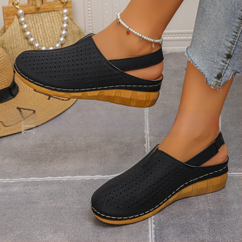 Sandales ar vienu siksnu, bieza PU zole, augšdaļa no sintētiskas ādas, priekšējā aizdare ar auklu, brīvā laika stils