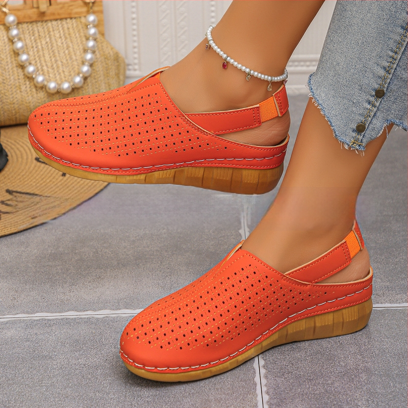 Sandales ar vienu siksnu, bieza PU zole, augšdaļa no sintētiskas ādas, priekšējā aizdare ar auklu, brīvā laika stils