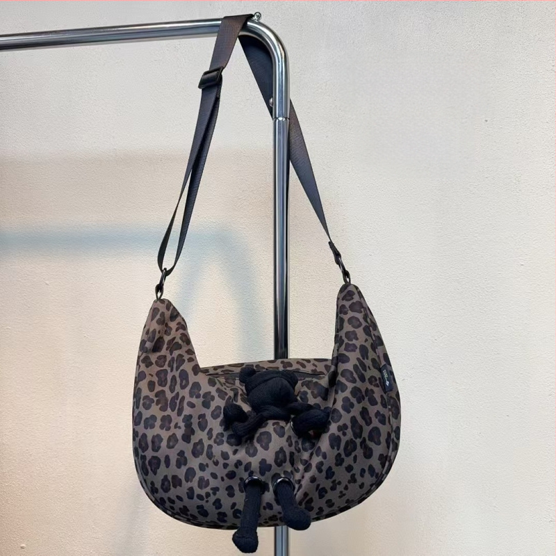 Kanvasist crossbody kott leopardimustriga, tõmblukuga ja sisemiste taskutega