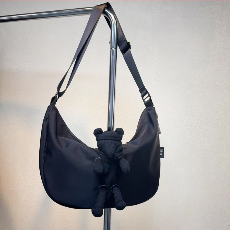 Kanvasist crossbody kott leopardimustriga, tõmblukuga ja sisemiste taskutega