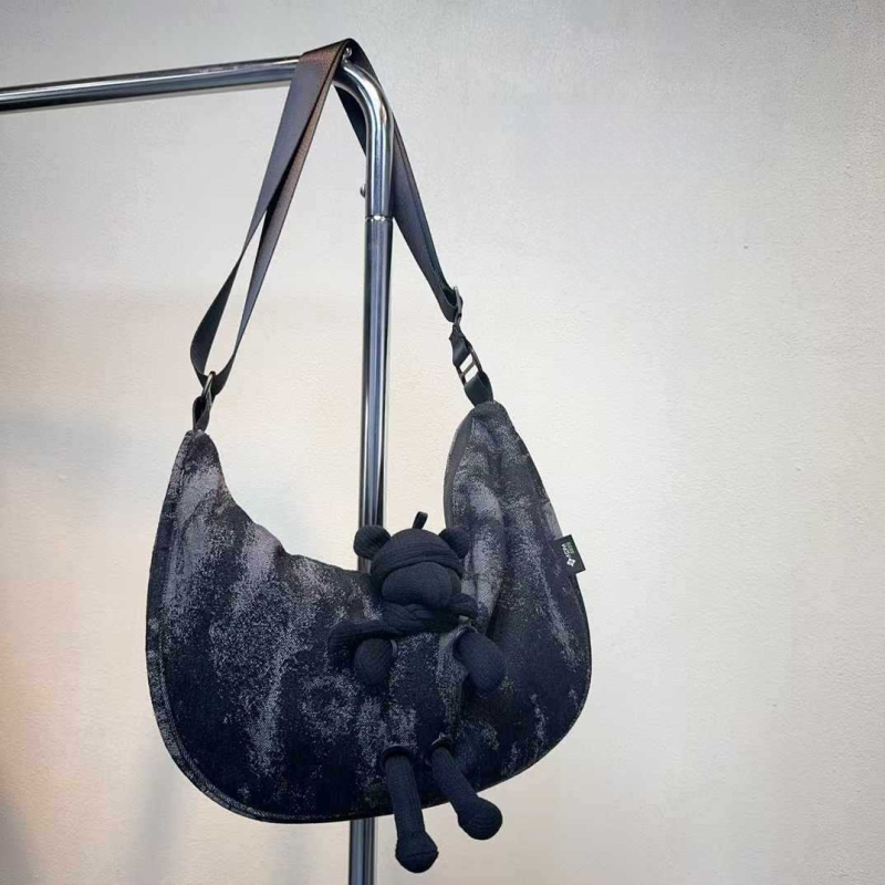 Kanvasist crossbody kott leopardimustriga, tõmblukuga ja sisemiste taskutega