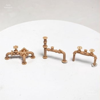 Αξεσουάρ μοντέλου αυτοκινήτου σε κλίμακα: βαλβίδα αγωγού, σωλήνας ύδρευσης από βιομηχανικό χάλυβα και μοντέλο πυρόσβεσης για συλλογή