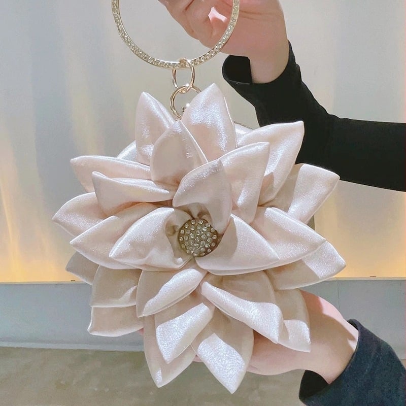 Γυναικεία κυκλική τσάντα με floral μοτίβο, κλείσιμο με γλωσσάκι, επένδυση πολυεστέρα, Χειμερινή συλλογή 2023