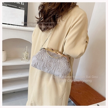 Γυναικεία plush τσάντα με σχήμα κελύφους, crossbody με κλιπ, θήκη για κινητό, επένδυση πολυεστέρα, street fashion, χειμώνας 2024