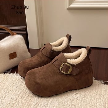 Γυναικείες χειμερινές μπότες με φαρδιά σόλα, επένδυση από συνθετική γούνα, χαμηλός άξονας, κρυφό ύψος αύξησης 3–5 cm, κούμπωμα με αγκράφα