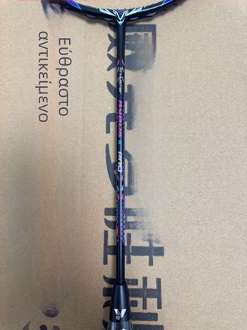 Ρακέτα Μπάντμιντον – Πλαίσιο από ανθρακονήματα, Βάρος 80–84 g, Χορδές από Νάιλον, Λαβή G5, Άξονας ευθύς