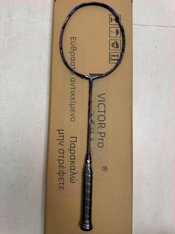 Ρακέτα Μπάντμιντον – Πλαίσιο από ανθρακονήματα, Βάρος 80–84 g, Χορδές από Νάιλον, Λαβή G5, Άξονας ευθύς