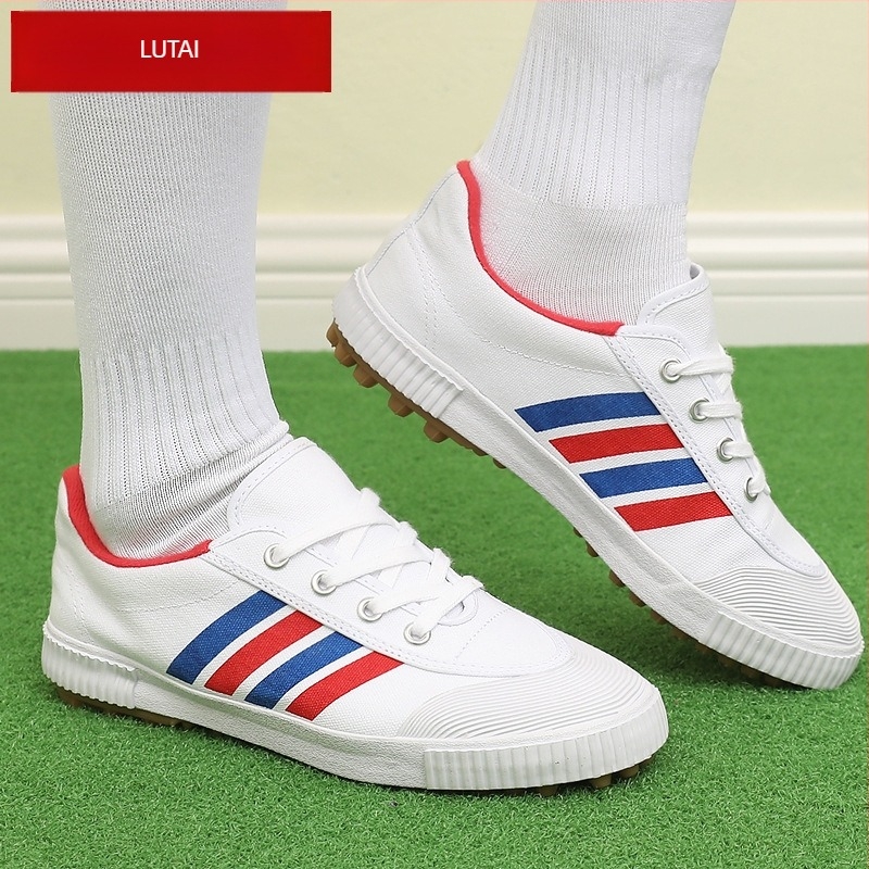 Ποδοσφαιρικά παπούτσια για χόρτο – ελαφριά, διαπνέοντα, ανθεκτικά; επάνω μέρος από καμβά, σόλα καουτσούκ, κορδόνια, χαμηλό προφίλ.