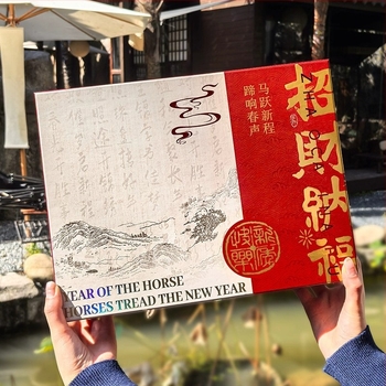 Σετ δώρου με θερμός και φουλάρι | Εορταστικό κινέζικο στυλ, Θέμα Έτους Αλόγου | Υλικό: επικολλημένο χαρτί + γκρι χαρτόνι; Μάρκα: Keyan; Κατασκευή: Εκτύπωση + ζεστό σφράγισμα; Τύπος Κουτιού: Τυχερό Δώρου Κουτί; Περιλαμβάνει Τσάντα Υποδοχής με Σχέδιο Αλόγου