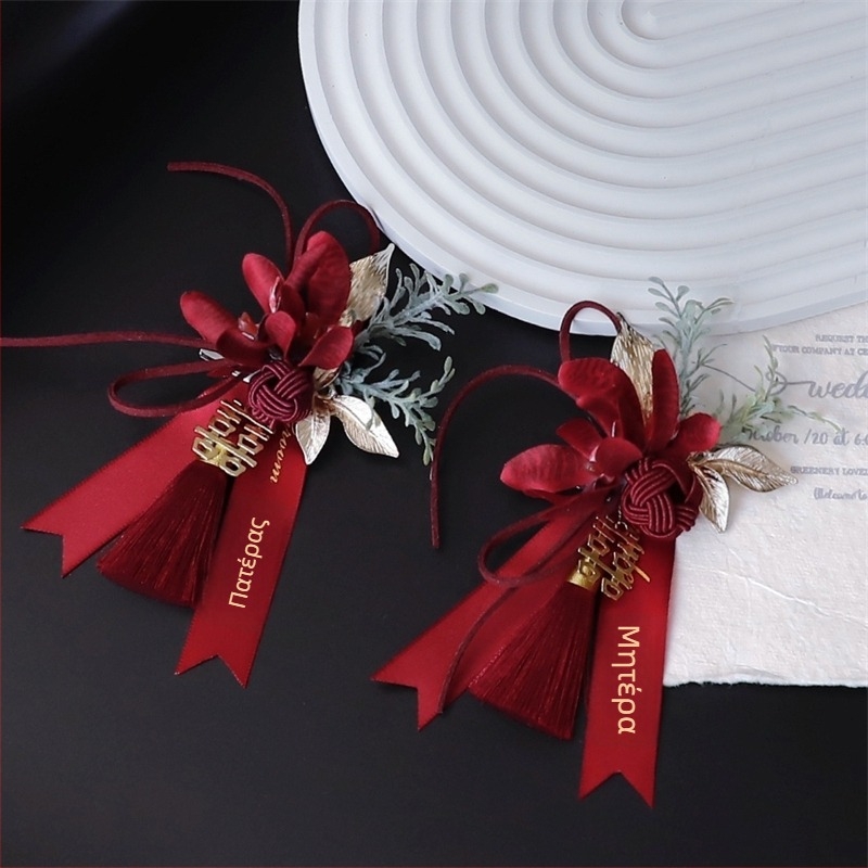 Κορσάζ γάμου από μεταξωτό λουλούδι για τη νύφη και τον γαμπρό, λουλούδι στον καρπό για παρανυφάκι και κουμπάρο, κουτί δώρου συμπεριλαμβάνεται