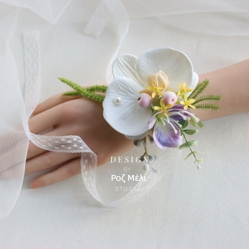 Κορσάζ για τον καρπό γάμου με μεταξωτά άνθη calla lily — κατάλληλο δώρο για συμμαθητή/συμμαθήτρια