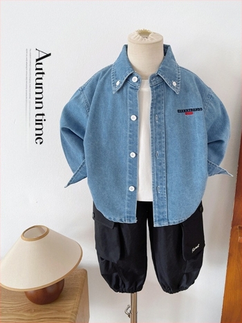 Παιδικό τζιν πουκάμισο σε κορεατικό ύφος, γιακάς με πέτο, μακριά μανίκια, γράμματα σε μονοχρωμία, 70% βαμβάκι / 20% νημάτια κυτταρίνης αναγεννημένα / 10% πολυεστέρας, φθινόπωρο 2025