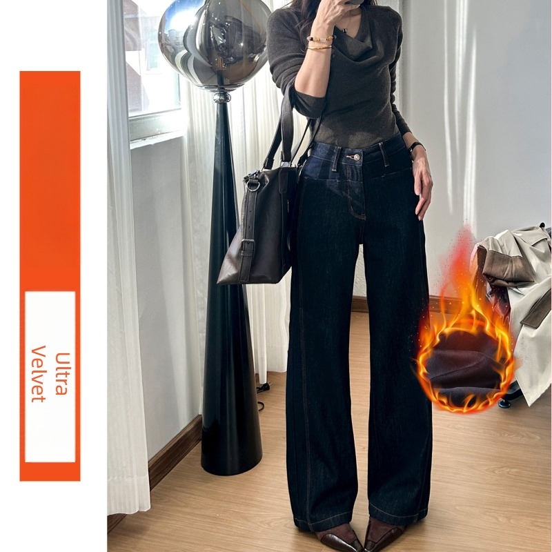 Τζιν με βελούδινη επένδυση, υψηλή μέση, ίσια γραμμή και μπροστινές τσέπες με καπακια; denim από 80–90% βαμβάκι, πολυεστέρας <30%, παχύ ύφασμα