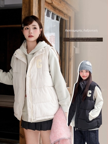 Γιλέκο σε κορεατικό στυλ με κέντημα γραμμάτων στην δεξιά ωμοπλάτη, πολυεστέρας με γέμισμα από βαμβάκι, ψηλός γιακάς, χαλαρή γραμμή, μεσαίου μήκους