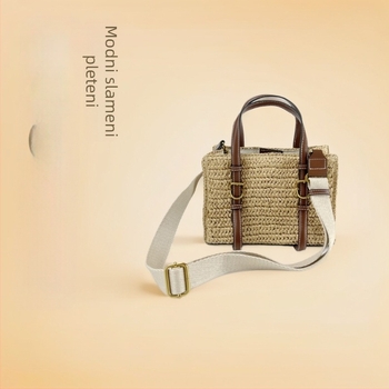 Slamnata pletena crossbody torba, bucket stil, horizontalni pravokutni oblik, magnetsko zatvaranje, poliester podstava