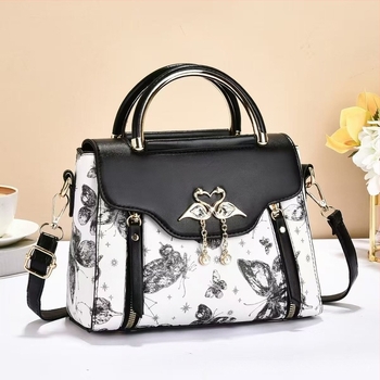 Torba od PU | Urban minimalist stil | Mala kvadratna torba | Otvaranje s kapicom | Unutarnji džepovi: skriveni džep sa zipom, džep za telefon, pregradni džep sa zipom