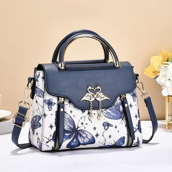 Torba od PU | Urban minimalist stil | Mala kvadratna torba | Otvaranje s kapicom | Unutarnji džepovi: skriveni džep sa zipom, džep za telefon, pregradni džep sa zipom