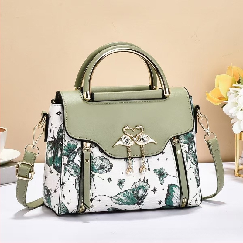 Torba od PU | Urban minimalist stil | Mala kvadratna torba | Otvaranje s kapicom | Unutarnji džepovi: skriveni džep sa zipom, džep za telefon, pregradni džep sa zipom