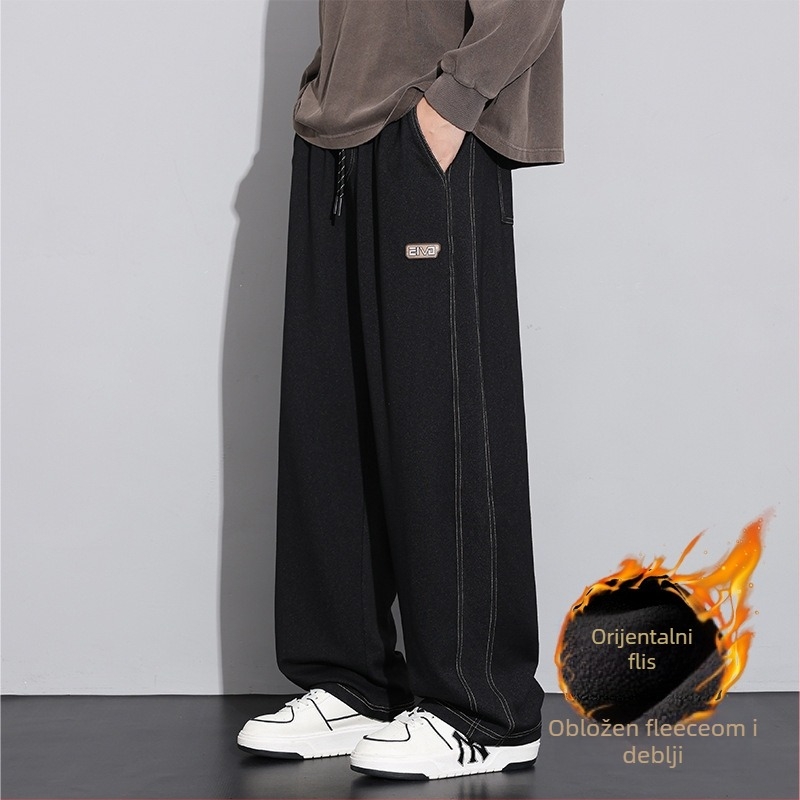 Sportske dnevne hlače, ravni kroj, zatvaranje šnirnom vezicom, poliester tkanina, tekstualni uzorak.