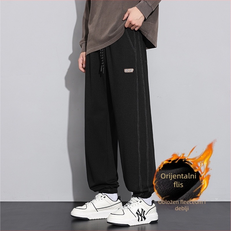 Sportske dnevne hlače, ravni kroj, zatvaranje šnirnom vezicom, poliester tkanina, tekstualni uzorak.