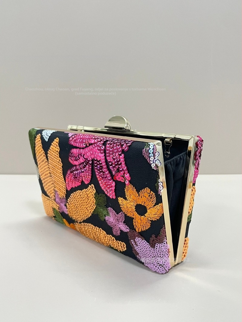 Baršunasta večernja torba s preklopom, vodoravni kvadratni oblik, zatvoren otvor, unutarnja pretinica, poliester podstava