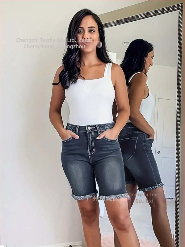 Ženske capri traperice od denima, srednji pojas, ulični hipster stil, 50–70% pamuk, 30–50% poliester.