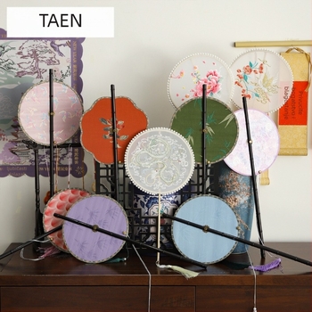 Kineski ručni fan u antičkom stilu, duga drška i resica, materijal: tkanina, marka: Tane, jedno pakovanje