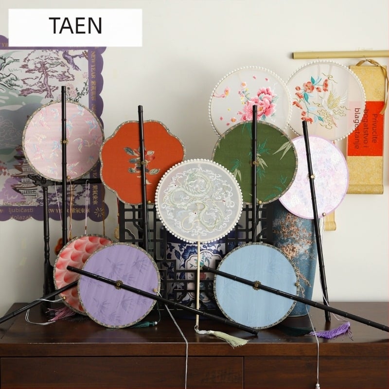 Kineski ručni fan u antičkom stilu, duga drška i resica, materijal: tkanina, marka: Tane, jedno pakovanje