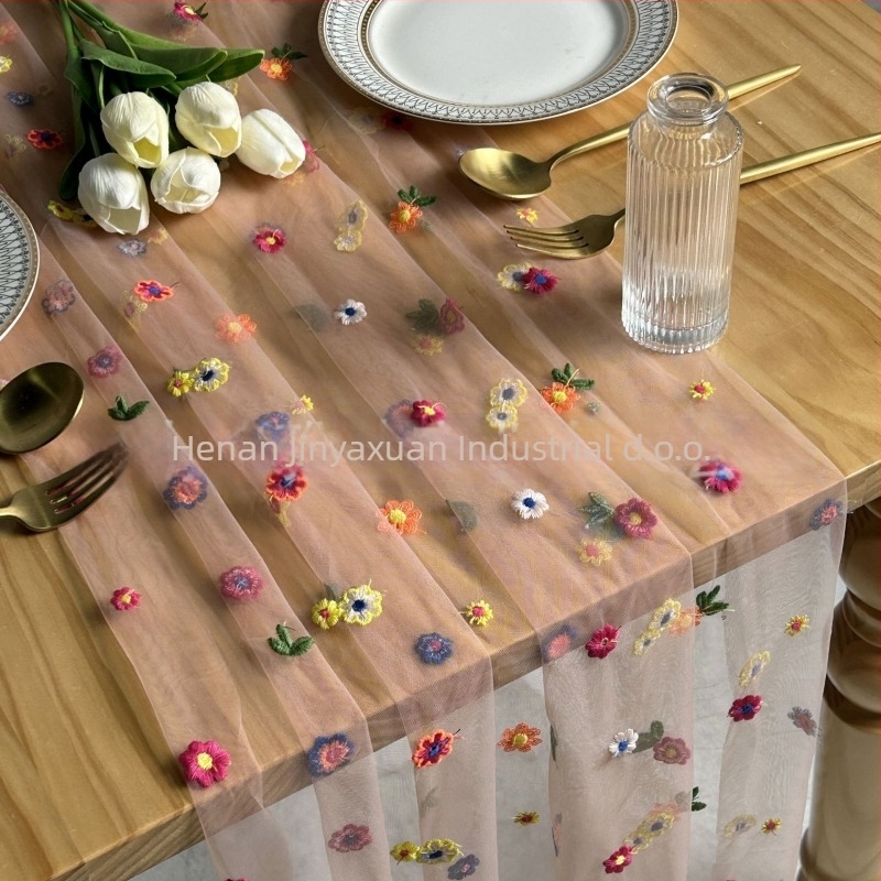 Zastavica za stol s izvezenim cvjetnim motivom na prozračnom poliesterskom gazu, seoski stil, motiv trave, mogućnost prilagodbe