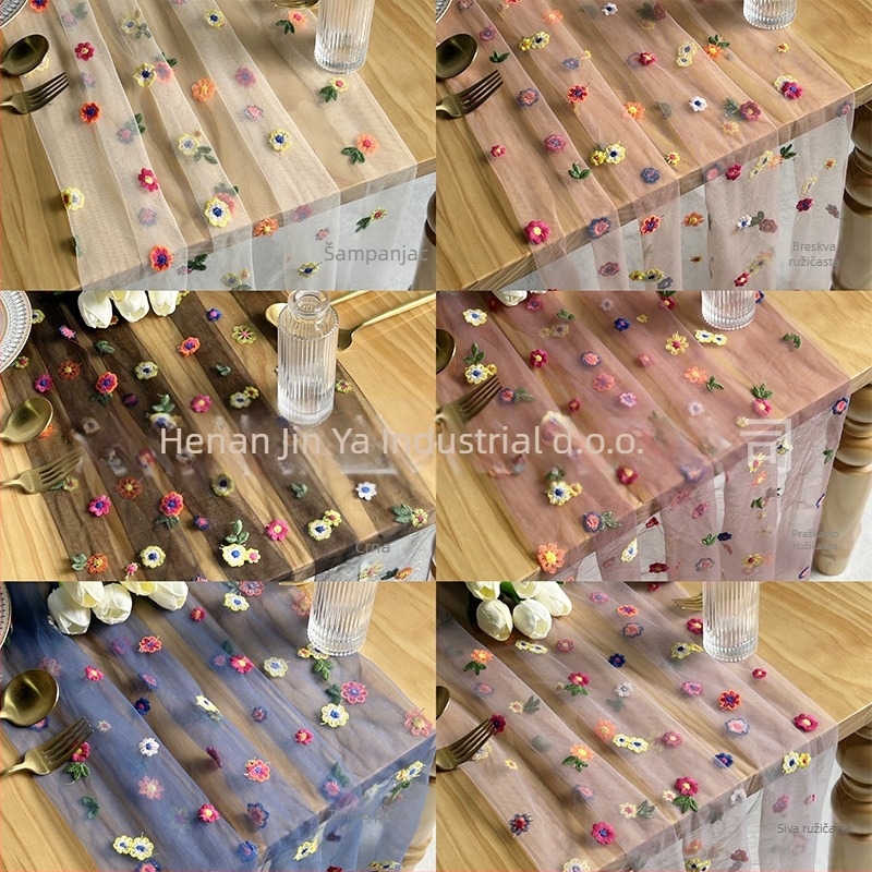 Zastavica za stol s izvezenim cvjetnim motivom na prozračnom poliesterskom gazu, seoski stil, motiv trave, mogućnost prilagodbe