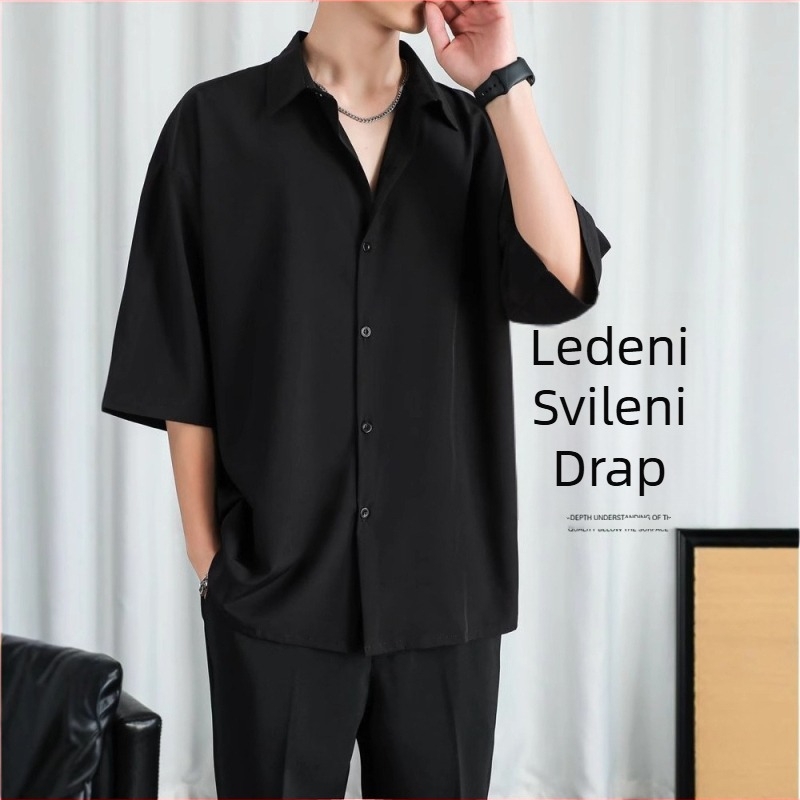 Muška košulja s kvadratnim ovratnikom, kratki rukavi, labav kroj, 96% poliester.