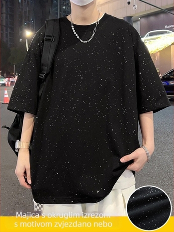 Majica kratkih rukava s all-over printom zvjezdano neba po cijeloj površini, udoban slobodan kroj, okrugli izrez, kratke rukave, poliester