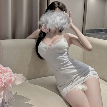 Ženska čipkasta noćna haljina s floralnim uzorkom i ugrađenim jastučićima za prsa; poliester tkanina, 70–80% poliester.