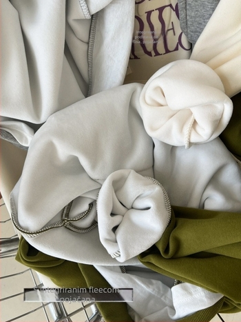 Duks s kapuljačom s dizajnom riječi, široki kroj, balon rukavi, pamuk-poliester smešavina