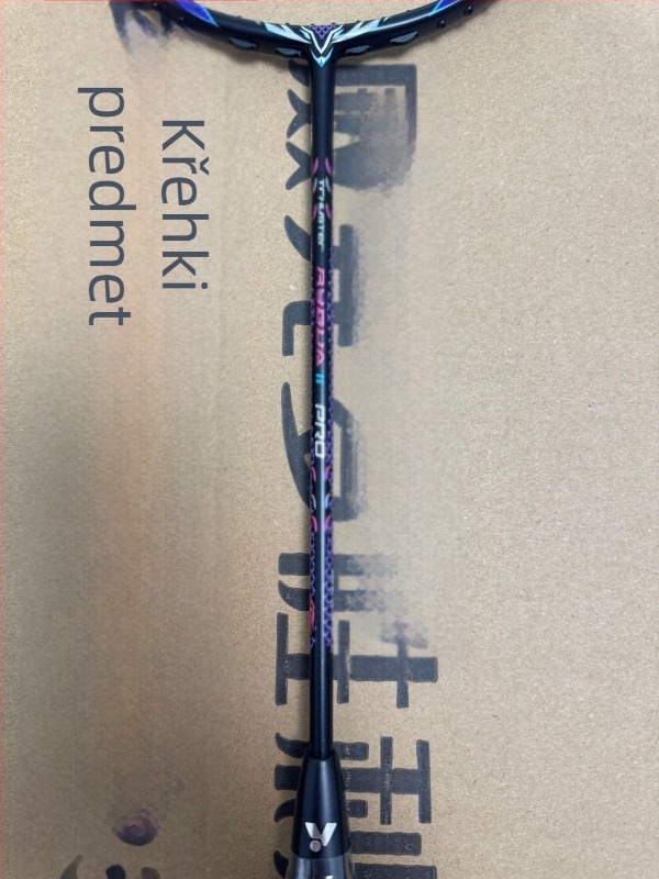 Badminton reketa – karbonski okvir, težina 80–84 g, najlon žice, hvat G5, tip reketa: prav