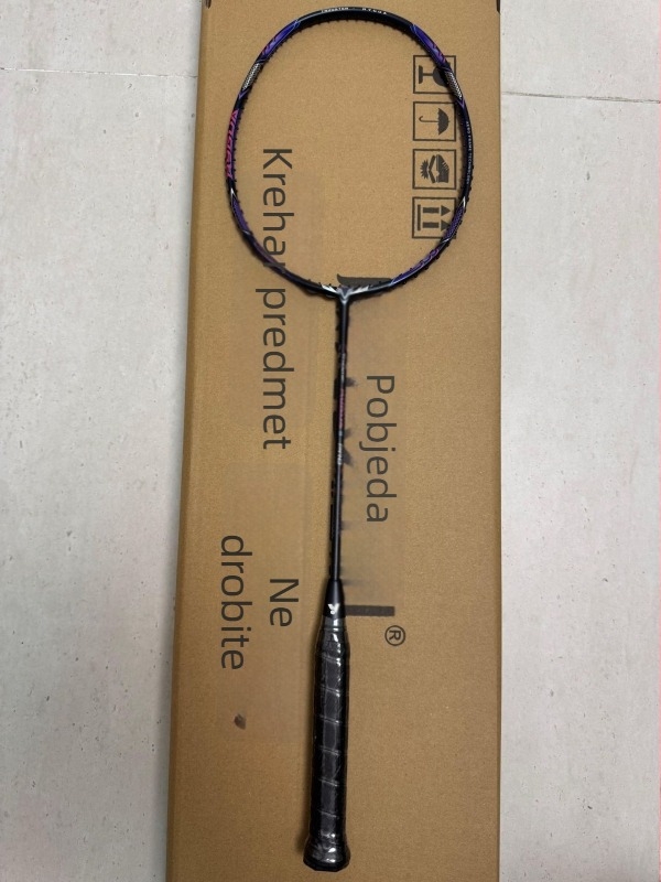 Badminton reketa – karbonski okvir, težina 80–84 g, najlon žice, hvat G5, tip reketa: prav