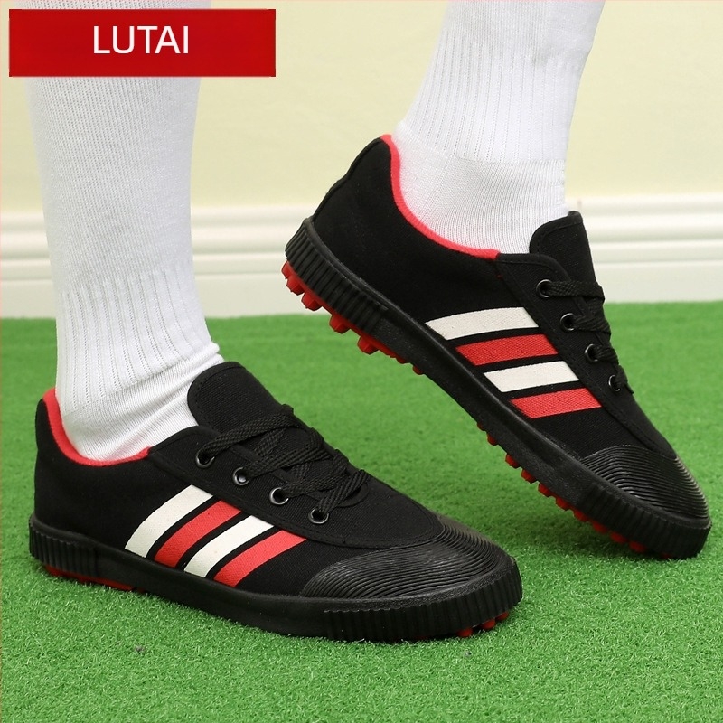 Nogometne tenisice za travu – lagane, prozračne, otporne; platneni gornji dio, vulkanizirana gumena potplat, vezanje, niski profil.